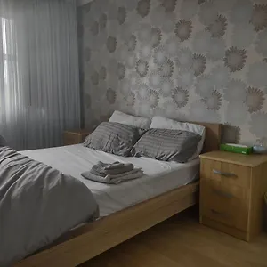 Quiet And Peaceful Double Bedroom In A Nice House With A Very Large Patio London