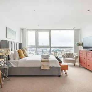 Serene Waterfront - Excel London